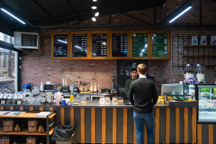 SAÜ kampüsündeki bir kafenin iç mekânı