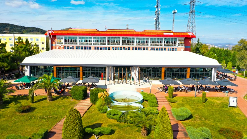 SAÜ Merkez Kafeterya binası ve önündeki yeşil alan