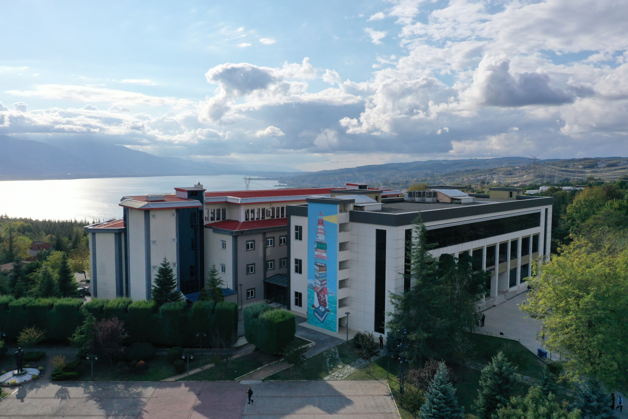 SAÜ Merkez Kütüphane binası ve göl manzarası